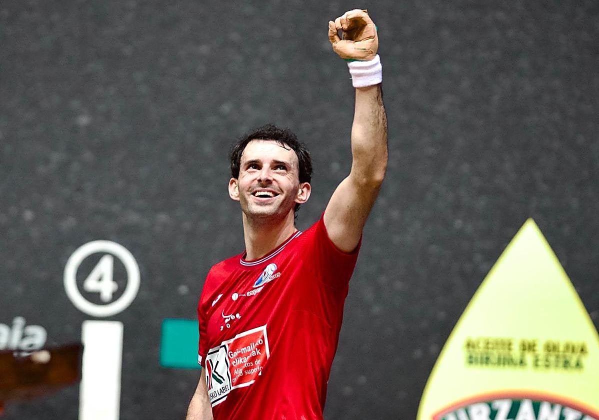 Altuna III celebra una victoria con el puño en alto.