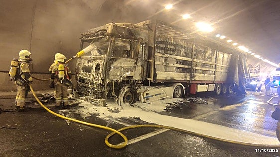 El incendio de un camión con bebidas obliga a cerrar durante varias horas la AP-8 en Astigarraga