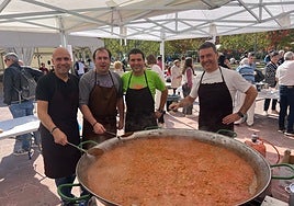 Equipo de cocina al frente de la gran paella, de la que han dado cuenta 150 personas bajo la carpa instalada en Zelai Arizti