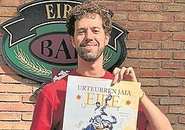 Izagirre con el cartel de la fiesta.