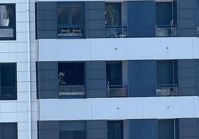 Un bombero extingue el fuego dentro de la vivienda.