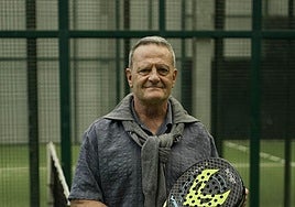 Javier Ancín, presidente de la Federación Guipuzcoana de Pádel, posa con una pala en el Club Trinkete de Ibaeta.