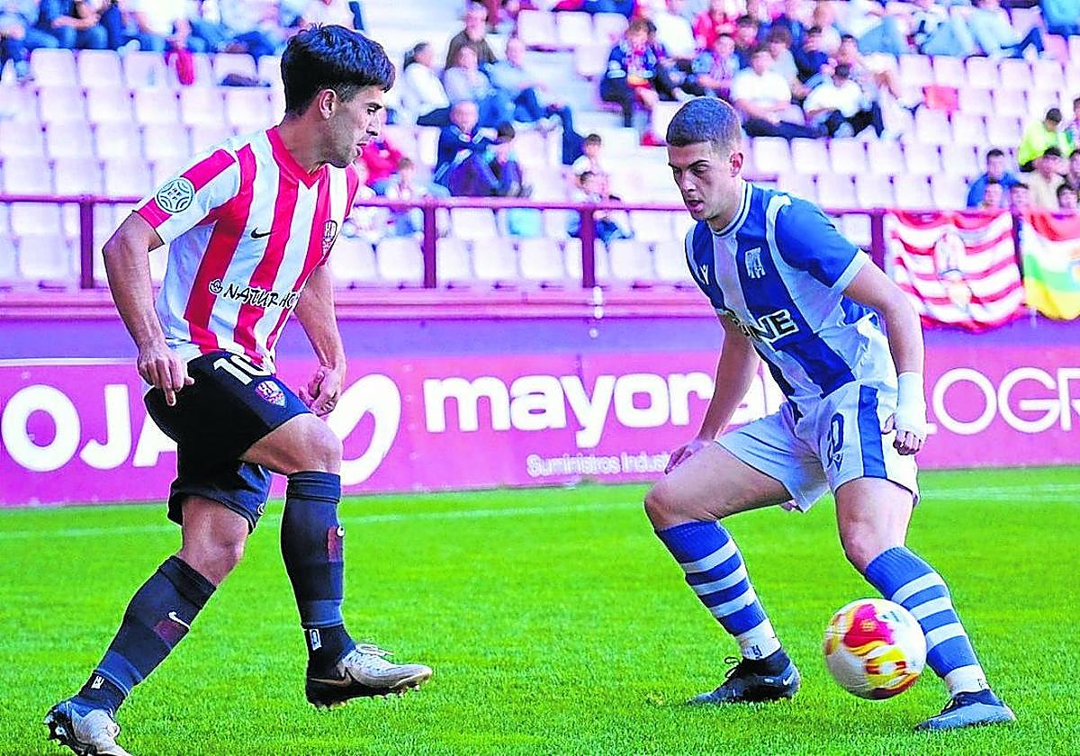 Asier Lazcano defiende una jugada liderada por Álvaro Barrero