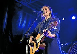 Bebe encandiló a las más de 6.000 personas que se acercaron a la plaza San Juan en Irun.