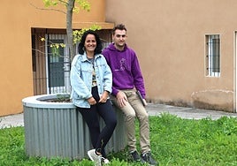 Olaia Lasa, Ongizate zinegotzia, eta Ekin Susperregi, Gazte zinegotzia, Topalekuaren aurrealdean.