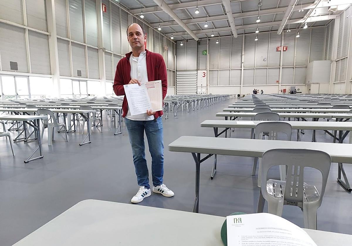 El alcalde Igor Enparan se trasladó a Ficoba con motivo de la oposición para puestos de administrativo.