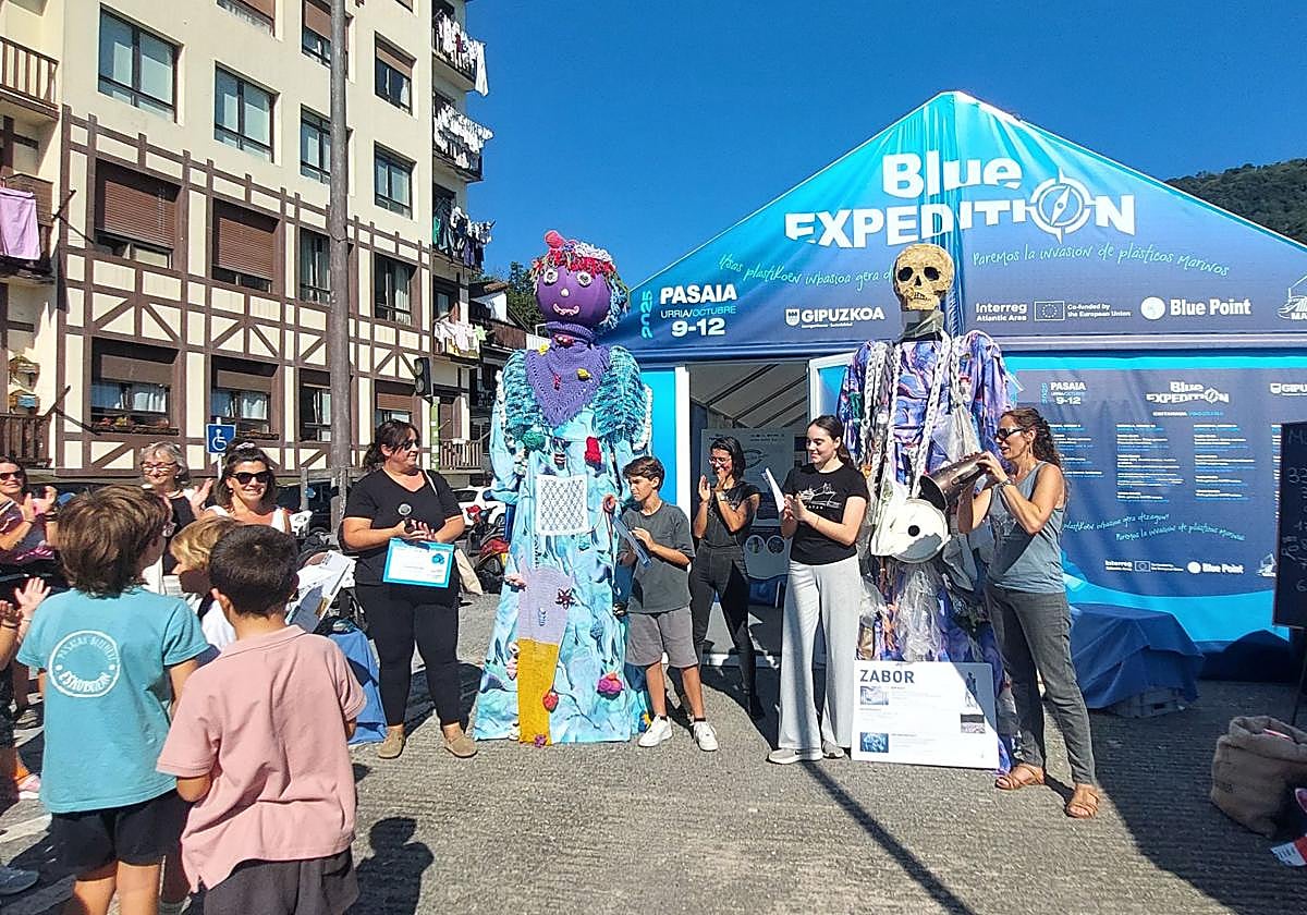 Los gigantes 'Zabor' y 'Bio' se han unido a la lectura del compromiso realizada por Suberbiola y otros participantes