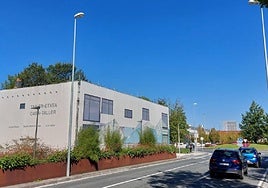 La Casa Taller de Oteiza Basterretxea, al final de la avenida Iparralde, actualmente cubierta por lonas que simulan su aspecto original.