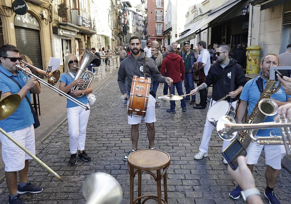A ritmo de txarangas desde el mediodía hasta medianoche