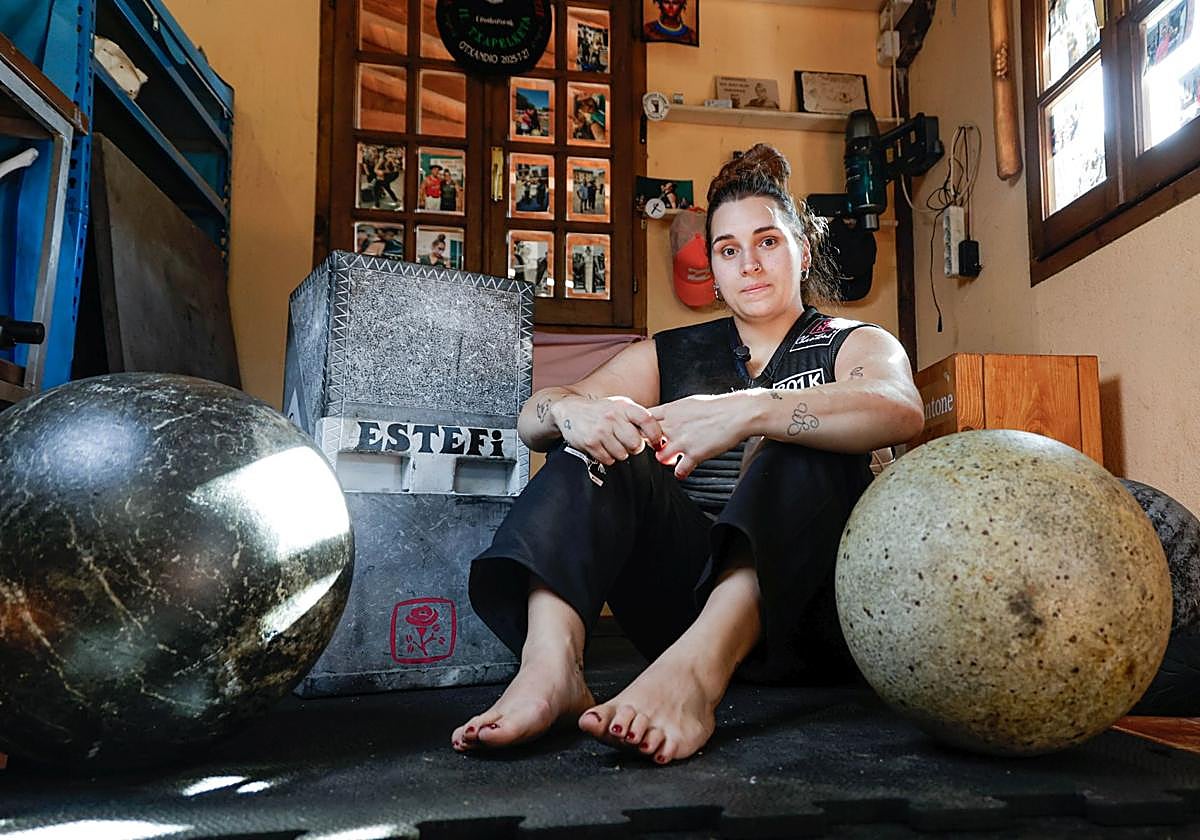 Estefi en el Harritoki de Ituren donde guarda todas las piedras y también entrena.