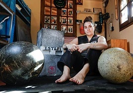 Estefi en el Harritoki de Ituren donde guarda todas las piedras y también entrena.