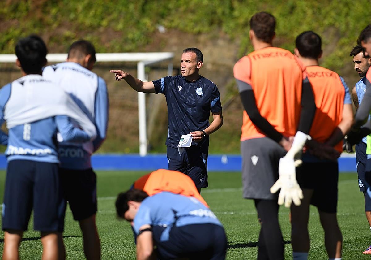 Sergio Francisco da instrucciones a los jugadores durante un entrenamiento en Zubieta.