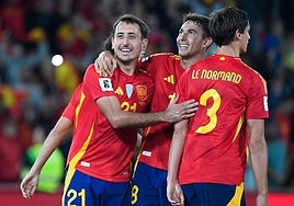 Mikel Oyarzabal celebra el gol logrado ante Georgia con sus excompañeros en la Real Zubimendi y Le Normand.