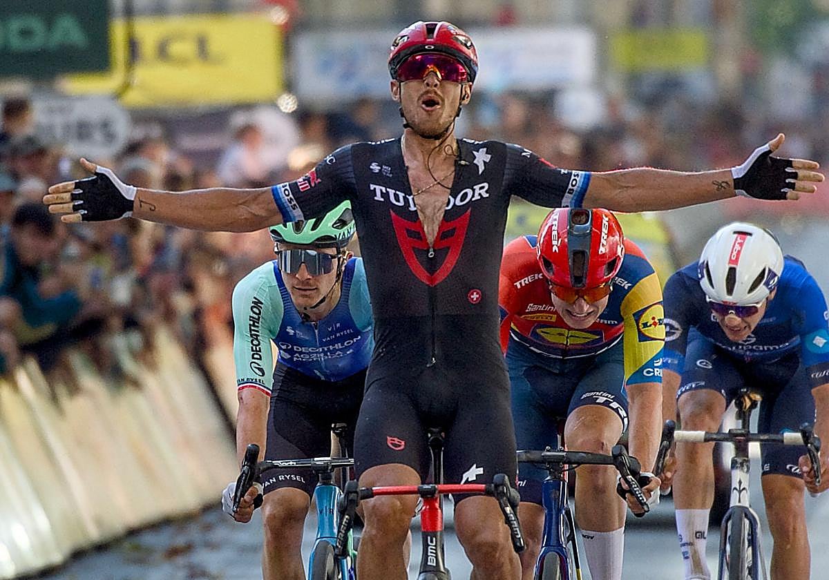 Matteo Trentin celebra su victoria tras cruzar la línea de meta.