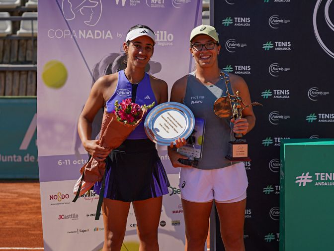 Lucía Cortez y Ane Mintegi posan con los trofeos.