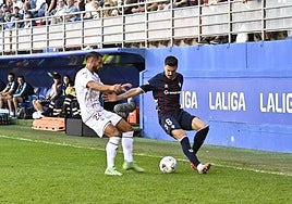 Álvarez controla un balón ante el jugador del Castellón Mellot en Ipurua
