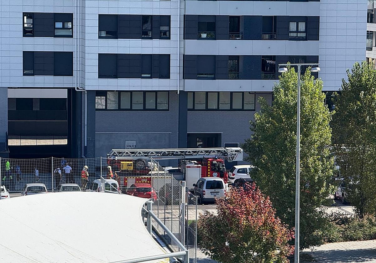 Bomberos y Ertzaintza fuera del edificio en el barrio de Txomin Enea.