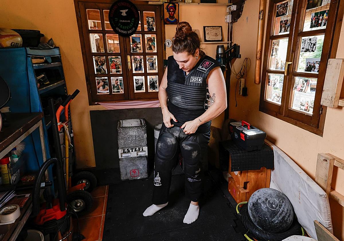 Imagen principal - Estefi Etxebeste, la harrijasotzaile descalza