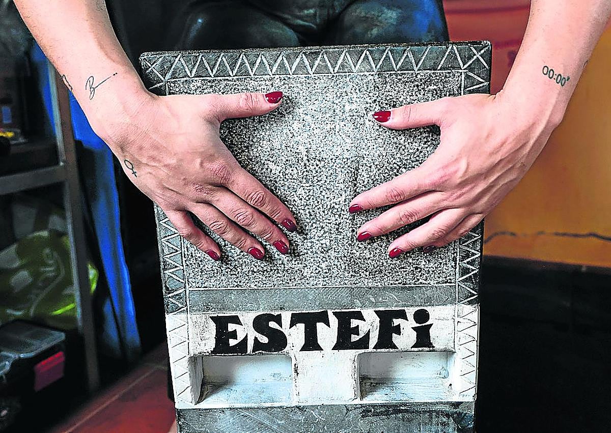 Imagen secundaria 1 - Estefi Etxebeste, la harrijasotzaile descalza