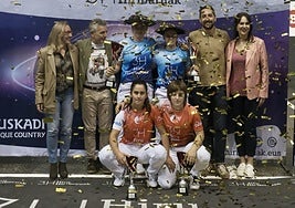 Gaminde y Etxegarai con las txapelas junto a las finalistas Zabaleta y Mendizabal, autoridades y patrocinadores.