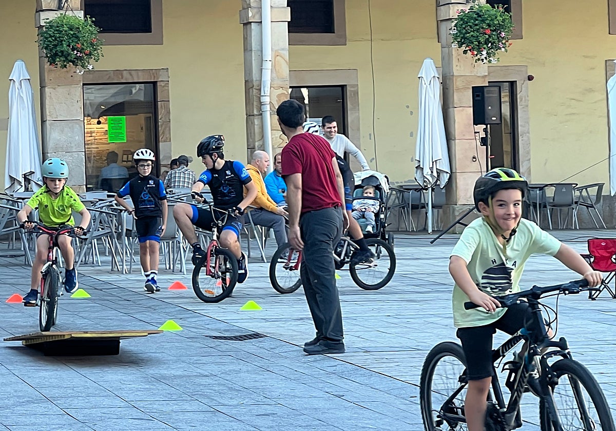 Domingo sobre dos ruedas en la plaza de Zumarraga