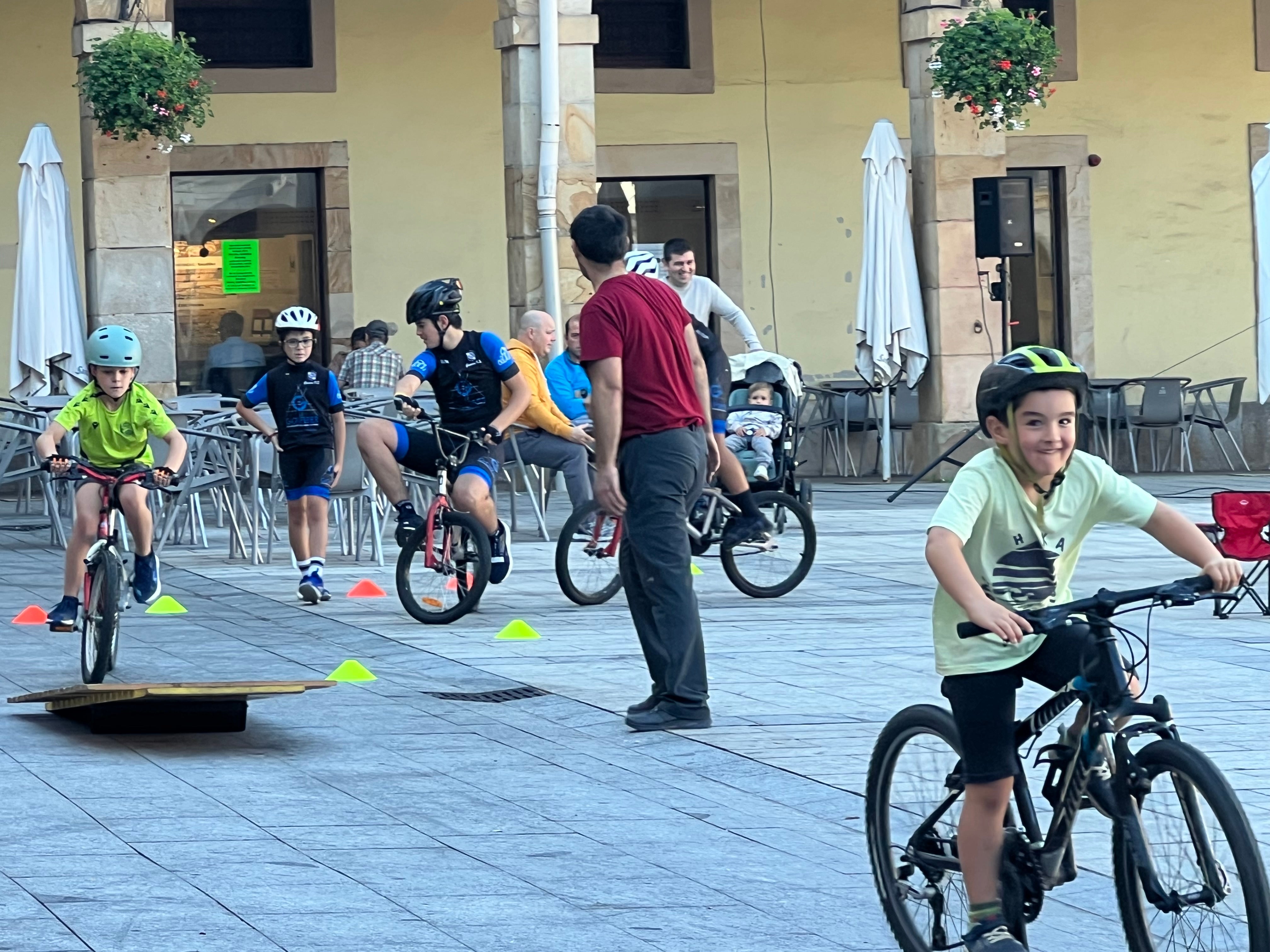 Domingo sobre dos ruedas en la plaza de Zumarraga