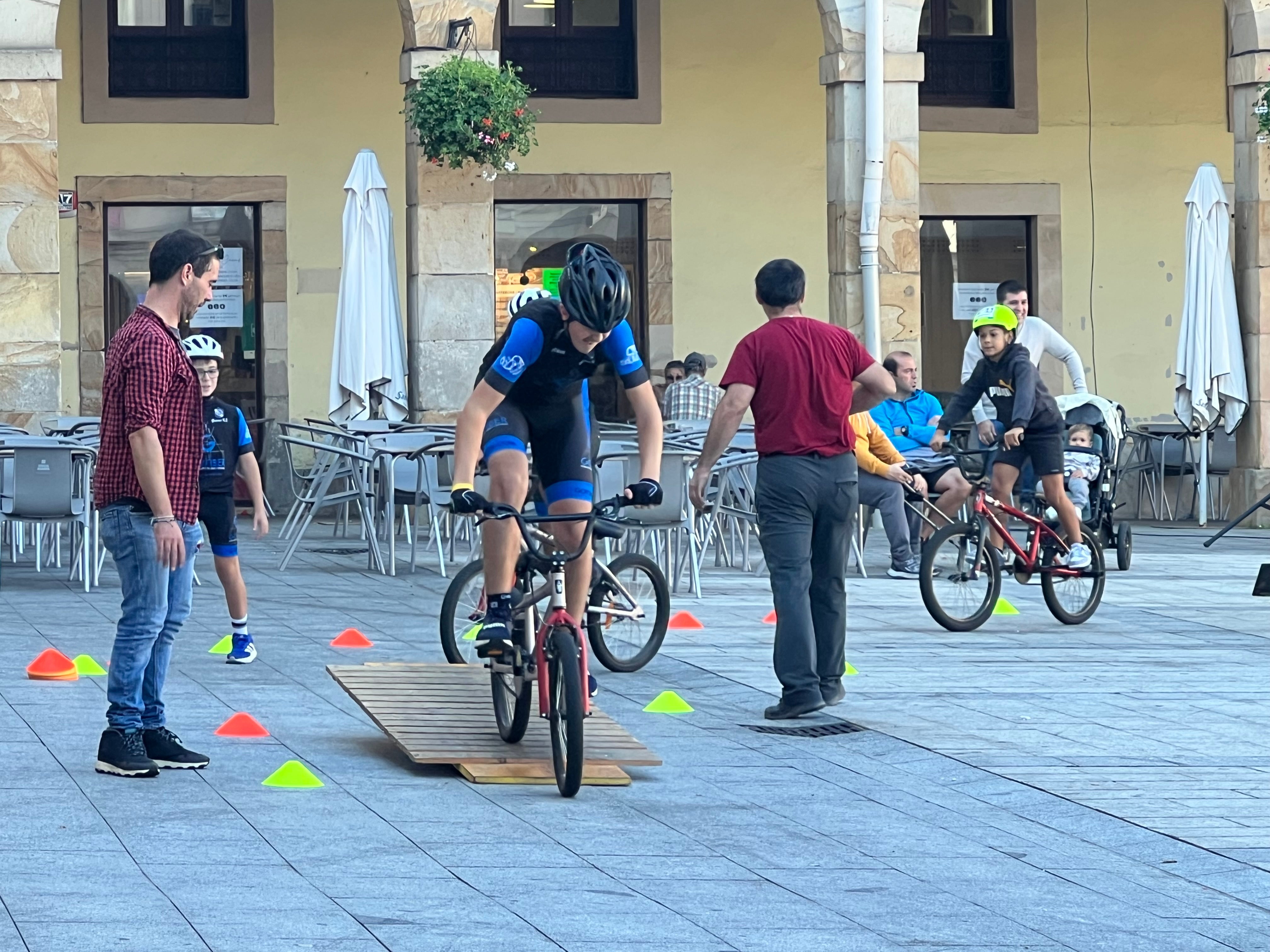 Domingo sobre dos ruedas en la plaza de Zumarraga