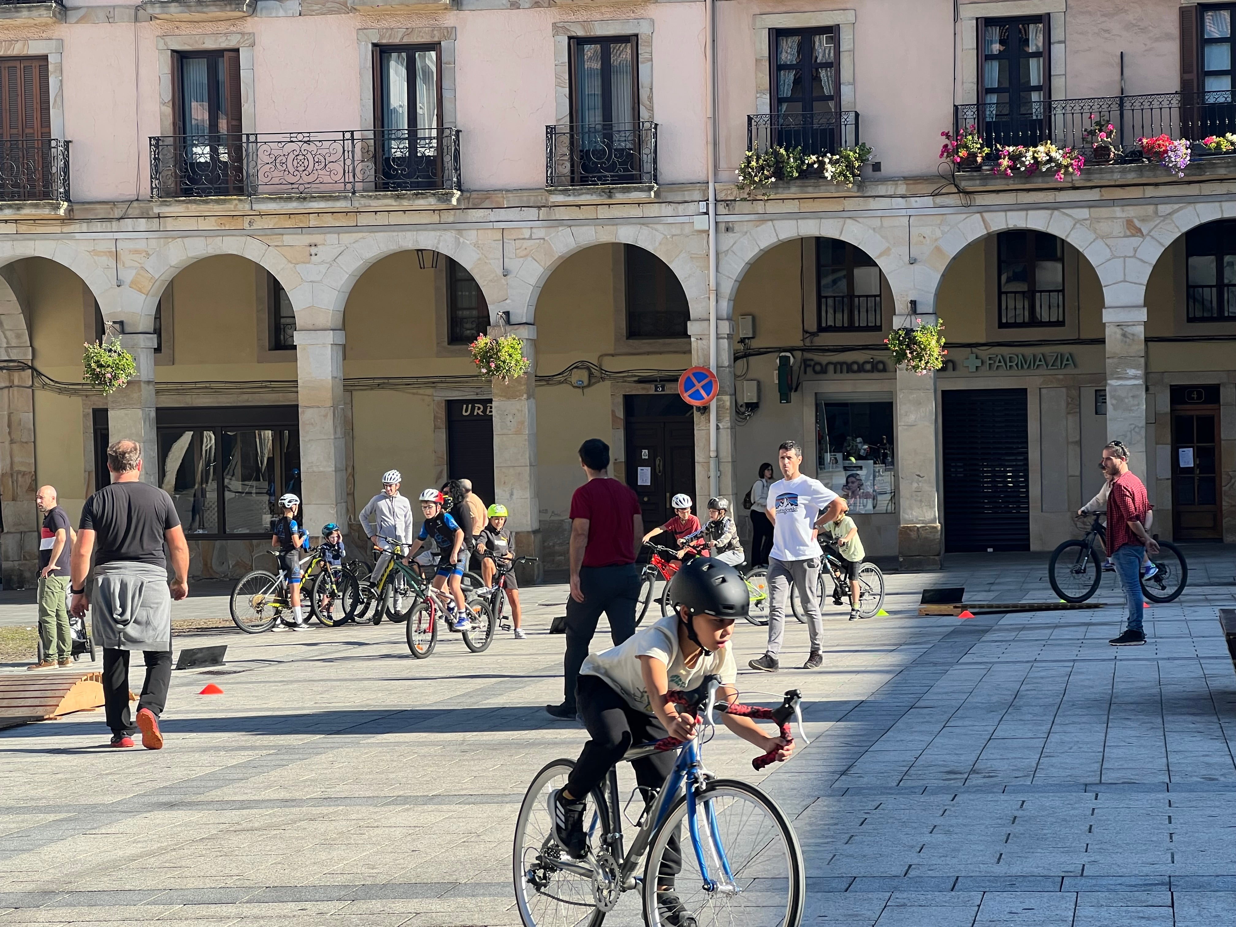 Domingo sobre dos ruedas en la plaza de Zumarraga