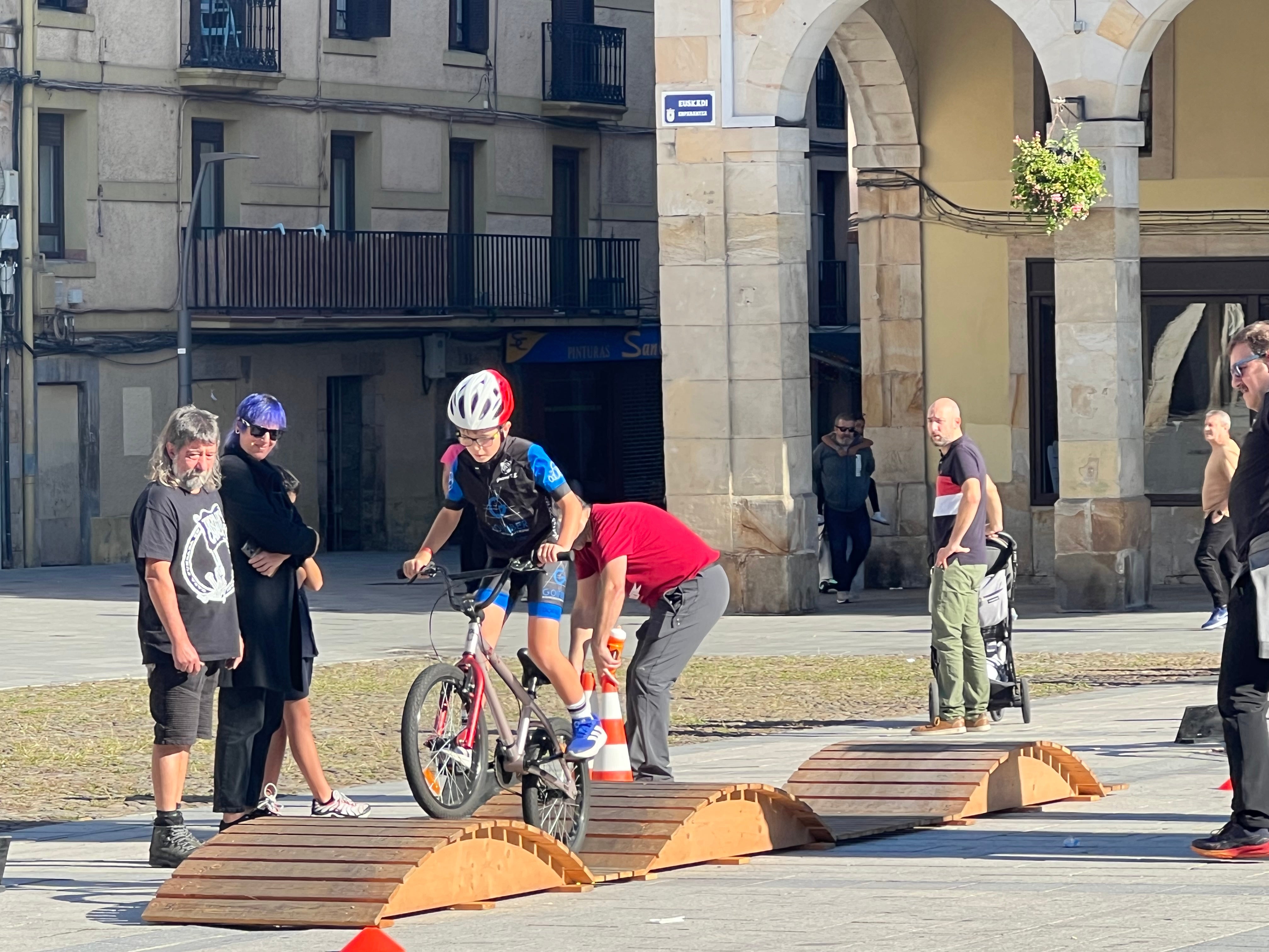 Domingo sobre dos ruedas en la plaza de Zumarraga