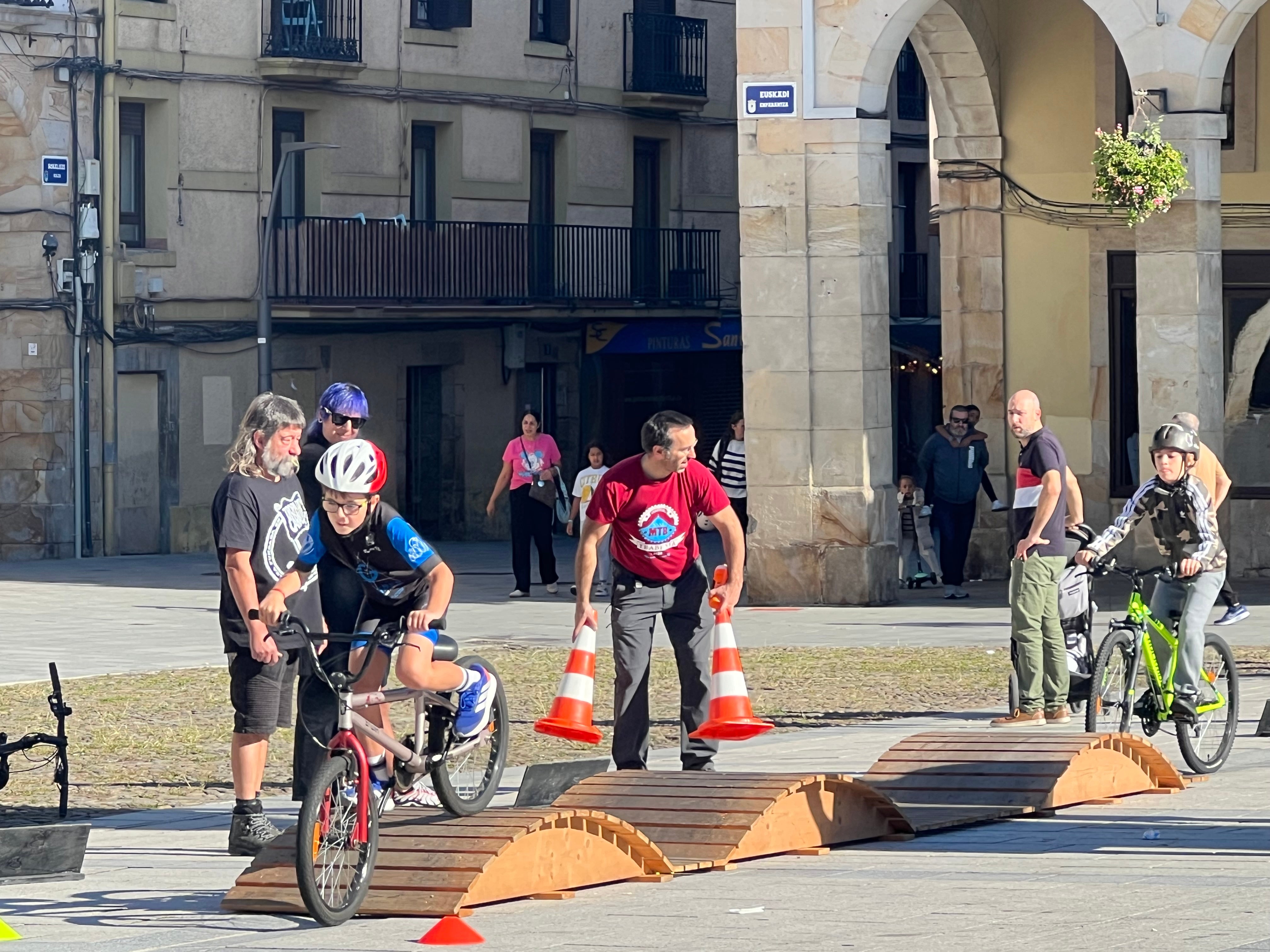 Domingo sobre dos ruedas en la plaza de Zumarraga