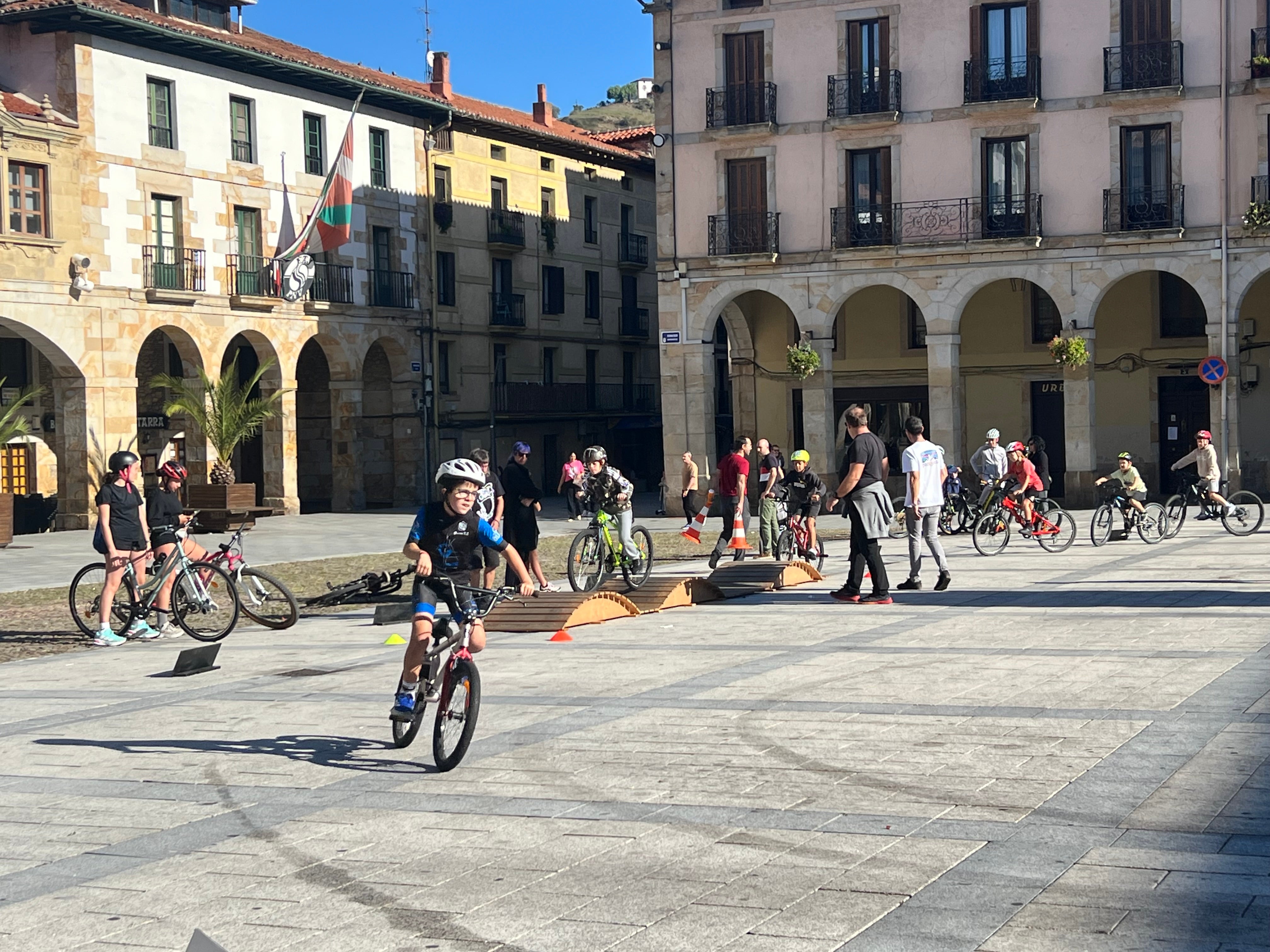 Domingo sobre dos ruedas en la plaza de Zumarraga