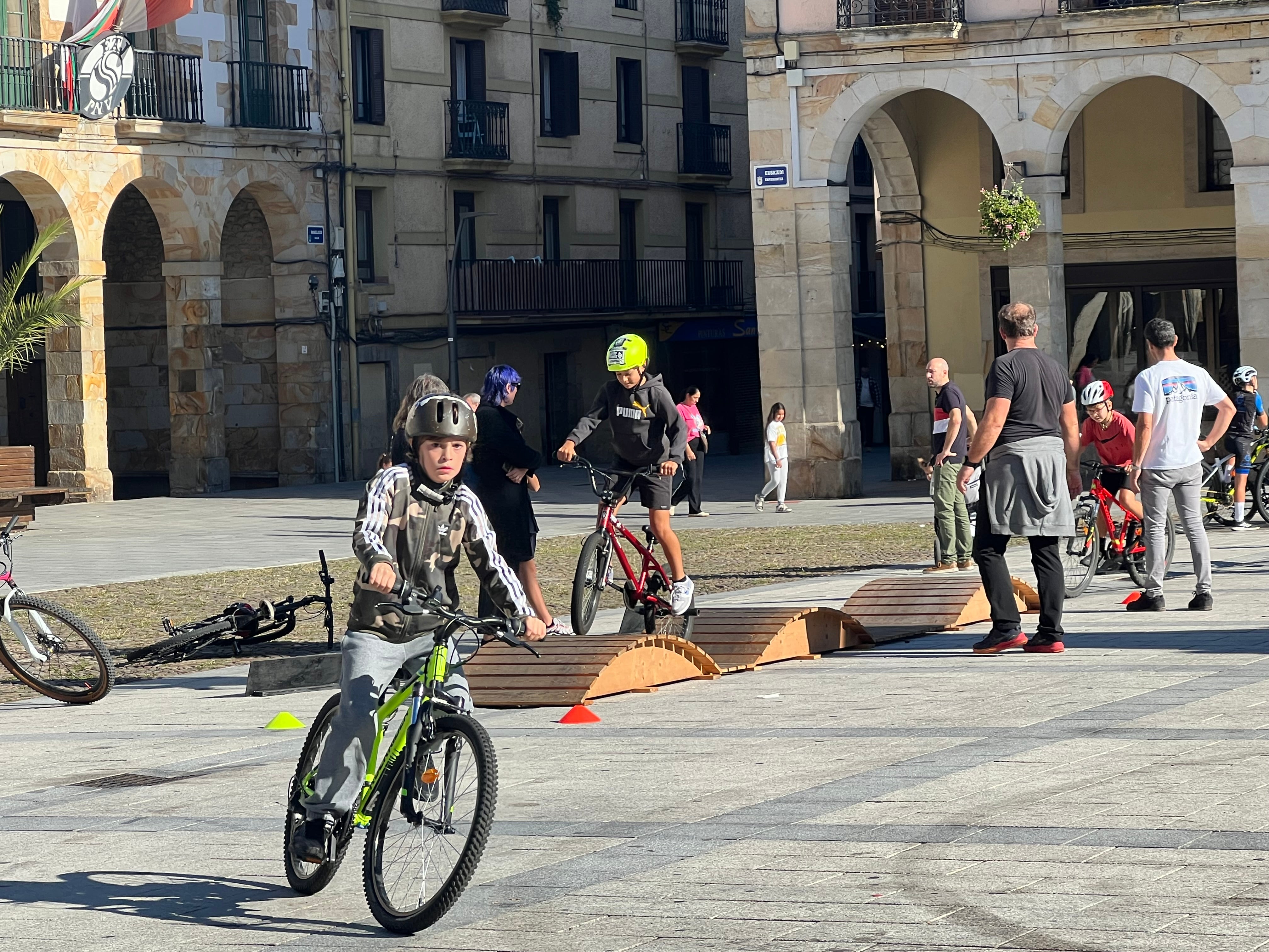 Domingo sobre dos ruedas en la plaza de Zumarraga