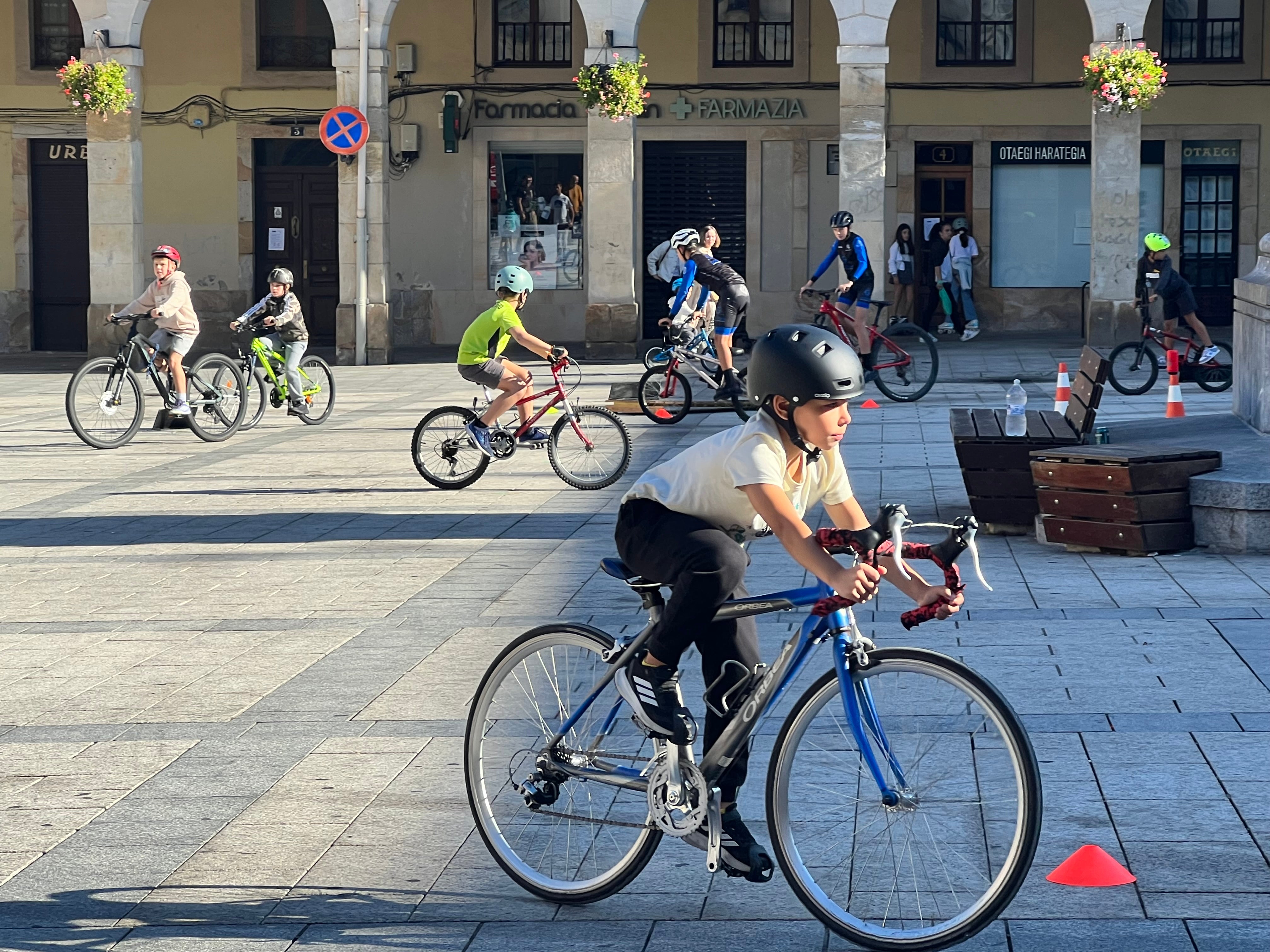 Domingo sobre dos ruedas en la plaza de Zumarraga