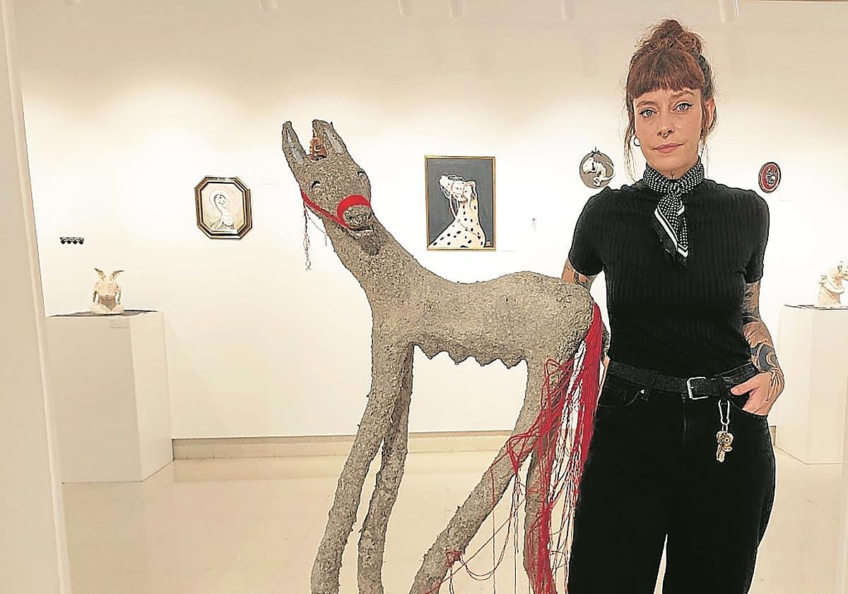 Jurema junto a la obra¡ que preside la exposición de Biteri.