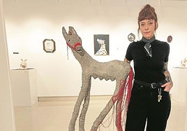 Jurema junto a la obra¡ que preside la exposición de Biteri.