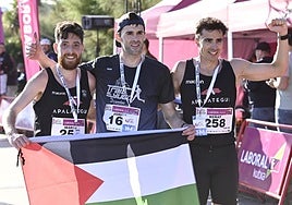 Los tres primeros en la prueba masculina del Cross 3 Playas antes de que Aitor Etxeberria, en el centro, fuera descalificado.
