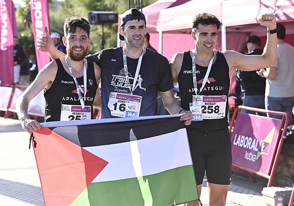 Los tres primeros en la prueba masculina del Cross 3 Playas antes de que Aitor Etxeberria, en el centro, fuera descalificado.