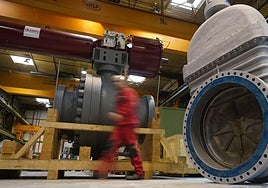 Un empleado de Ampo supervisa una válvula en la planta de Idiazabal.