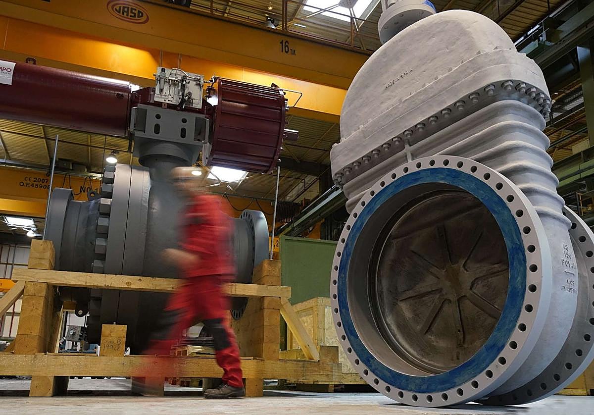 Un empleado de Ampo supervisa una válvula en la planta de Idiazabal.