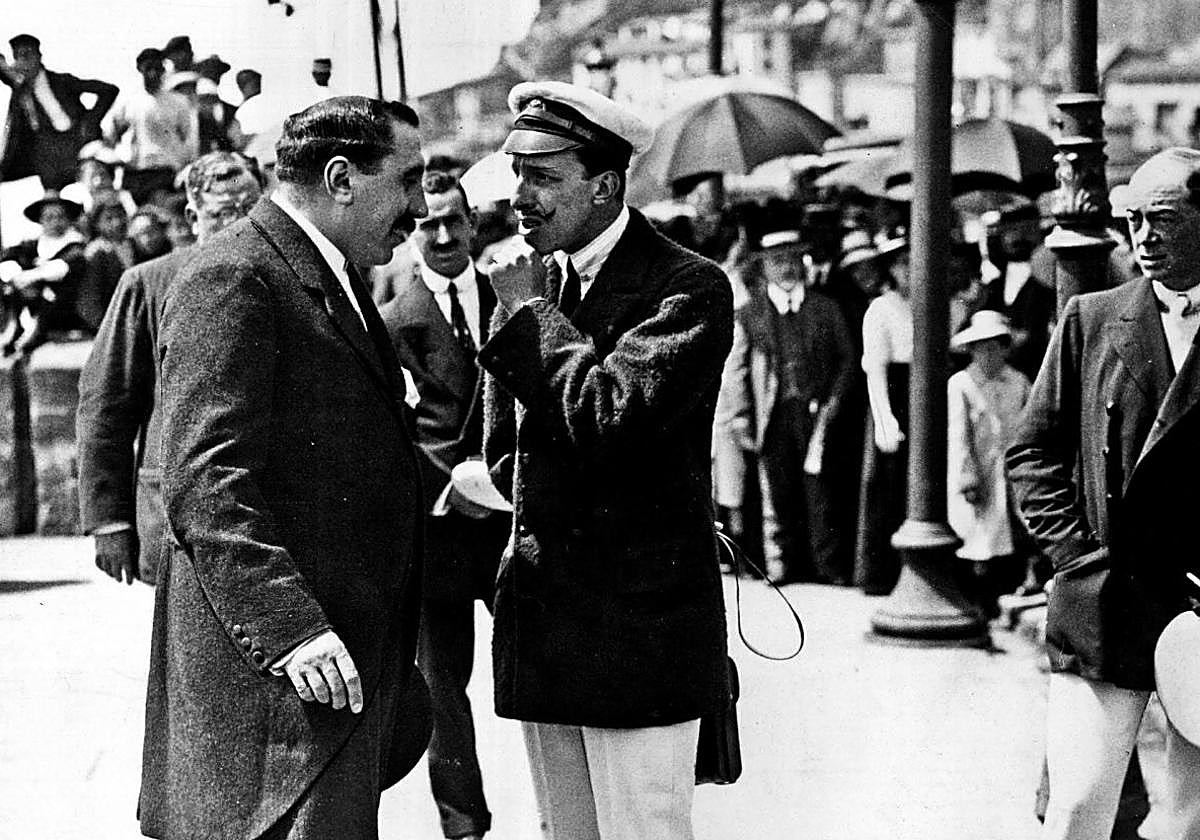 El rey Alfonso XIII, con el gobernador civil de Guipúzcoa, tras salir del Club Náutico de San Sebastián.