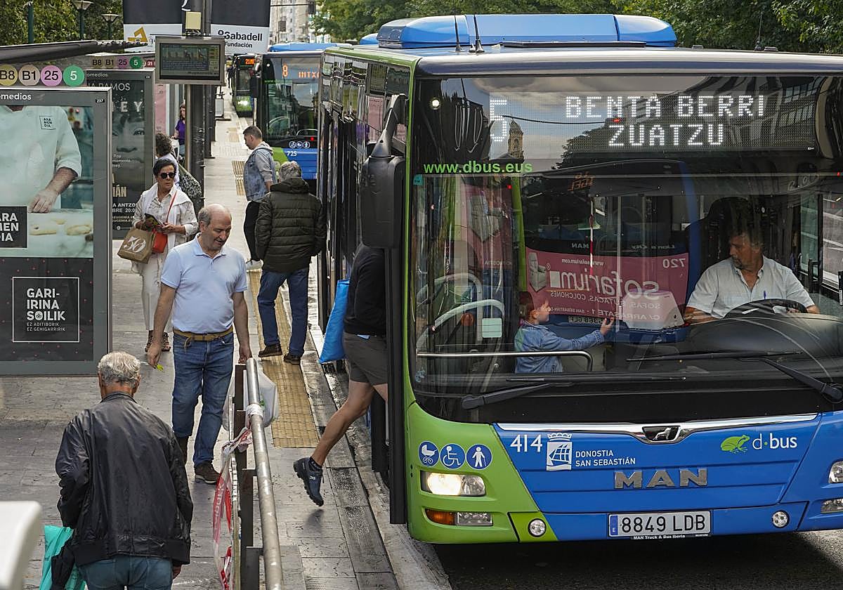 Varios usuarios acceden a un autobús de Dbus.