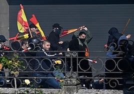 Miembros de la Falange golpean con las banderas.