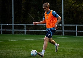 Óskarsson golpea el balón durante el entrenamiento de este lunes en Zubieta.