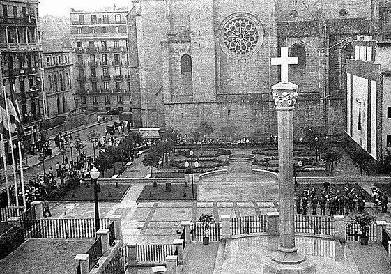 Inauguración de la plaza de Zuloaga, con su Cruz de los Caídos y sus jardines.