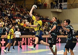 Mario Nevado lanza a portería en Artaleku.