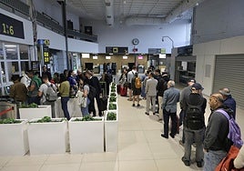 La presencia de solo dos tornos para acceder a la zona de embarque genera colas frecuentes, sobre todo cuando uno de ellos no funciona.