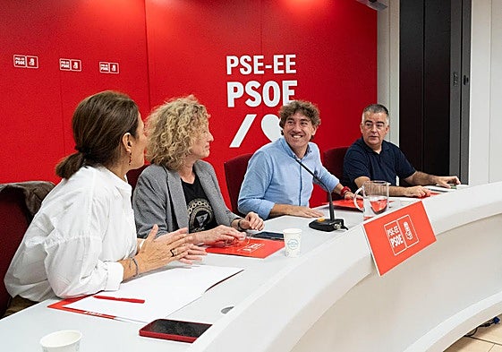Begoña Gil, Cristina González, Eneko Andueza y Miguel Ángel Morales, este lunes en la reunión de la Comisión Ejecutiva del PSE-EE en Bilbao.