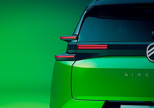 En la zaga, el protagonismo del diseño se lo llevan los pilotos traseros en forma de aleta que incluyen una franja horizontal de color negro brillante.