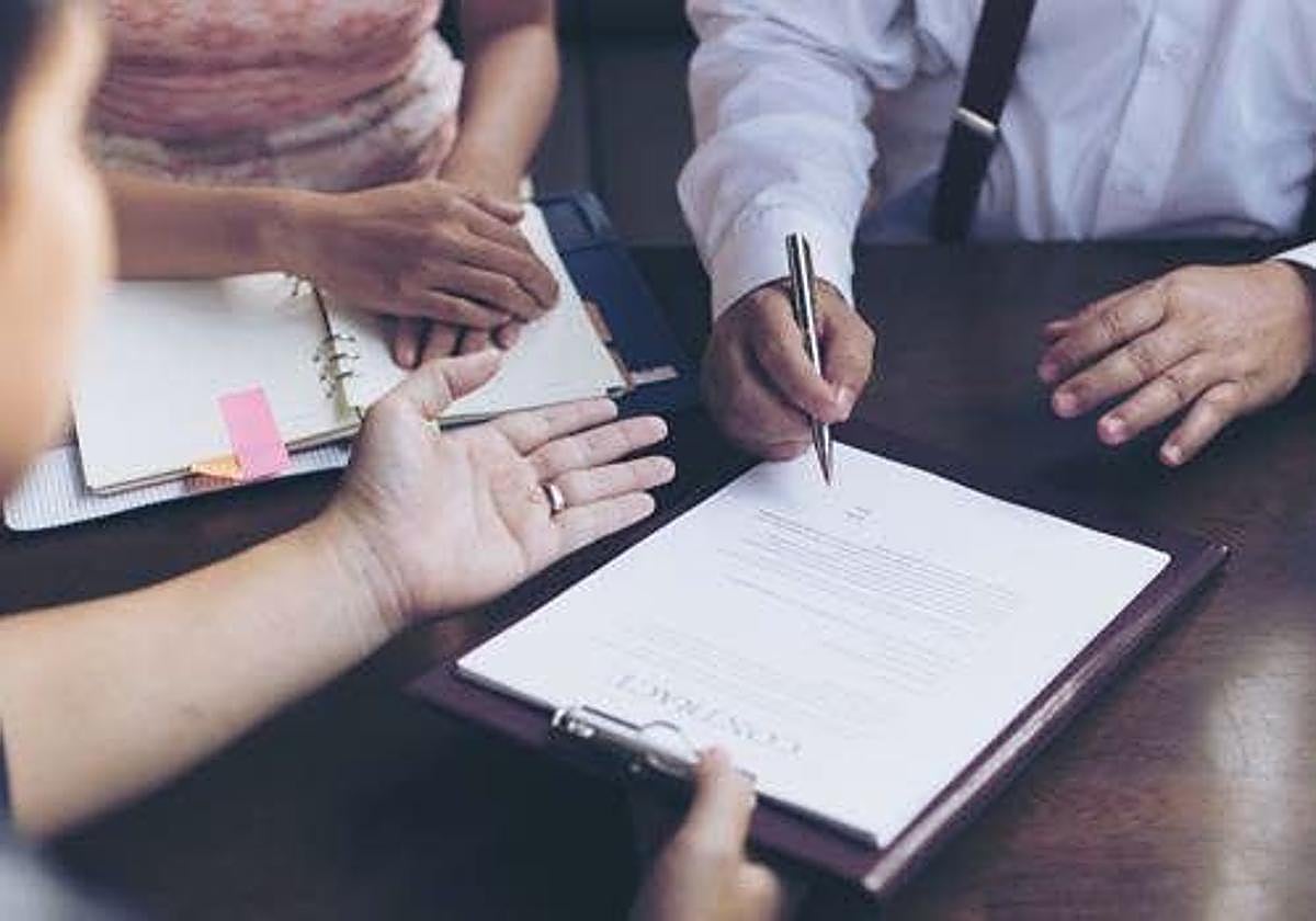 Firma de documentos ante un notario.