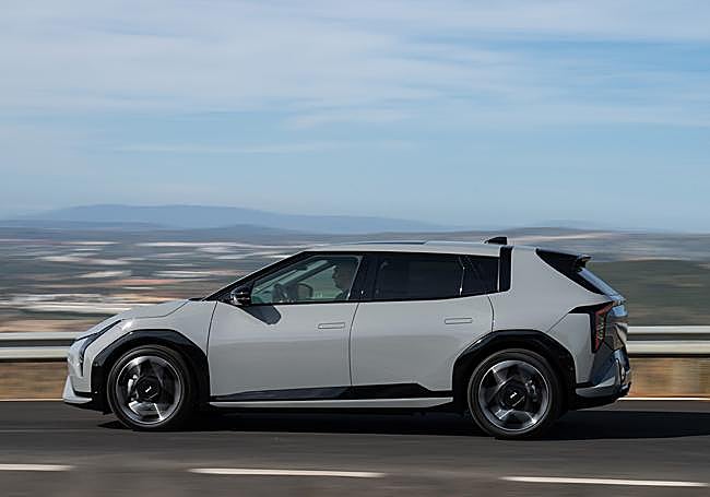 Aparece con dos carrocerías, donde las diferencias se pueden ver en la parte trasera. La Hatchback de 5 puertas, y la Sedán (tipo Fastback) de cuatro. El objetivo es democratizar la tecnología eléctrica